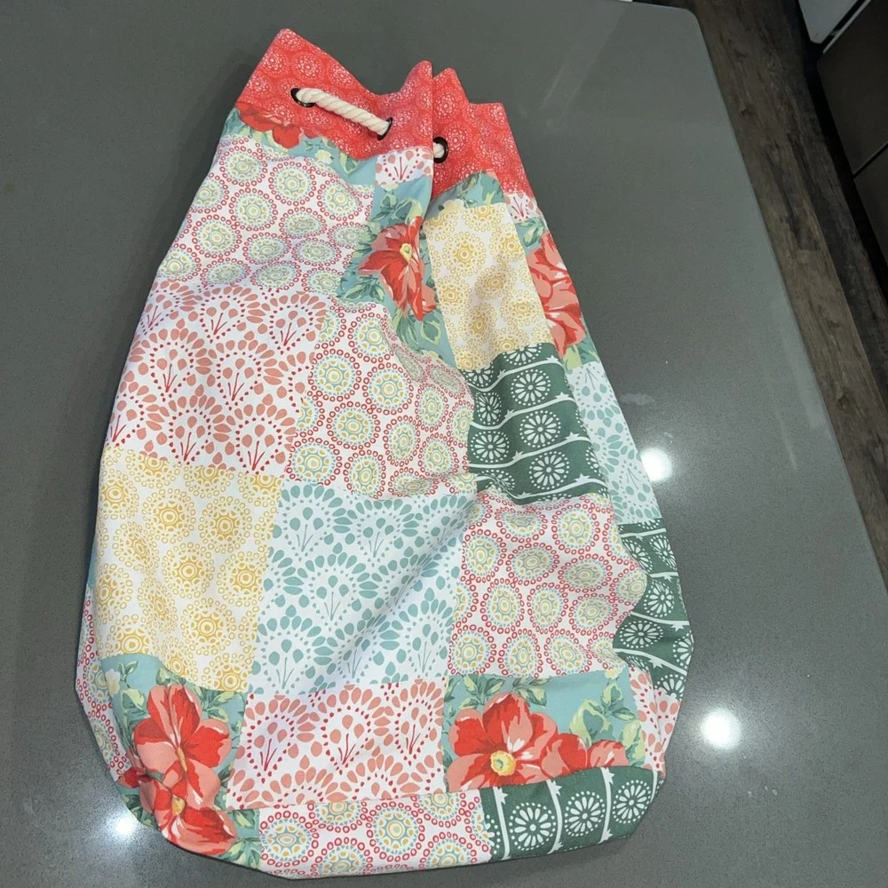 Pioneer Floral Woman Laundry Bag Floral Adjustable Strap